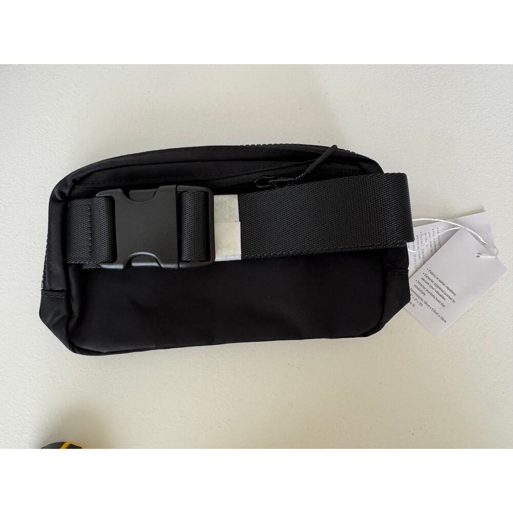 Lululemon Brand New Original Everywhere Belt Bag Black 1L Men Women Crossbody - Picture 2 of 5